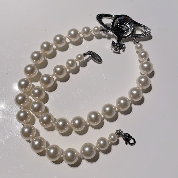 Vivienne Westwood Orb Crystal Pendant Pearl Necklace ✨ - Picture 7 of 8